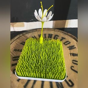 Grass drying mat with flower